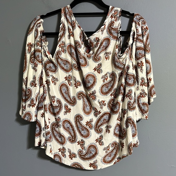 Hayden cold shoulder top size Small paisley - Picture 2 of 5